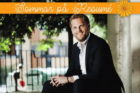 Christian Albinsson ler glatt utomhus, klädd i kostym. Texten "Sommar på Resumé" syns ovanför.