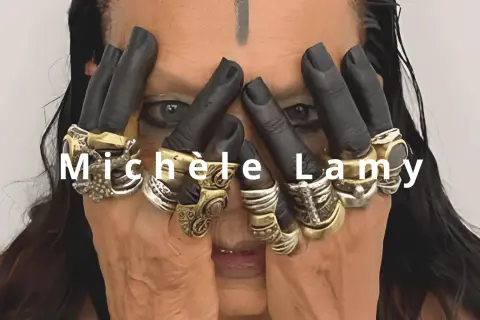 Michèle Lamy, Rick Owens' fru, med svarta handskar och många ringar.