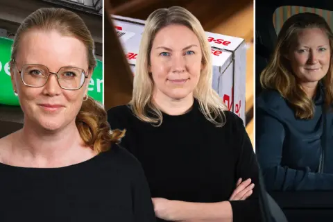 Tre kvinnor i en Specsavers reklam. En kvinna med glasögon framför en grön logotyp, en kvinna med en kartong och en kvinna i en bil.
