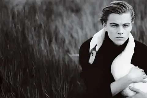 Leonardo DiCaprio håller en svan i famnen, en av Annie Leibovitz berömda foton.