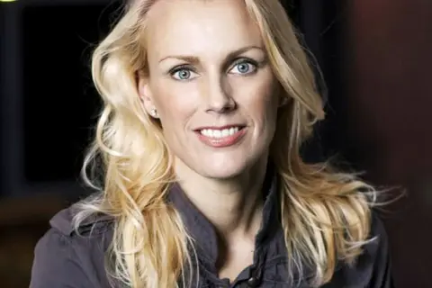 Stina Bergfors, med sitt blonda hår och blå ögon, ler mot kameran.