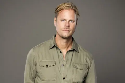 Per Nunstedt, en man med blont hår och blå ögon, bär en ljusgrön skjorta med bröstfickor.