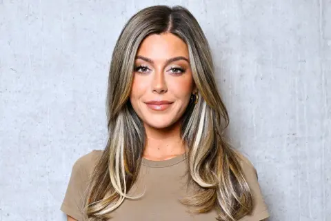 Bianca Ingrosso med sitt blonda hår och en beige tröja, redo att släppa en ny låt.