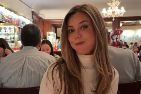 Bianca Ingrosso med sin partner på restaurang, med en rolig min.