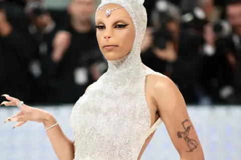 Doja Cat som katt på Met Gala, glittrande i vitt med kattöron och nos.