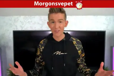 Pontus Rasmusson, en ung man med blont hår, bär en svart hoodie med guldigt mönster på ärmarna. Han gestikulerar med händerna framför en stor TV-skärm.