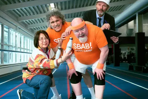 Fyra personer i träningskläder, en med en SBAB! BOOT CAMP-tröja, deltar i en SBAB-reklam.