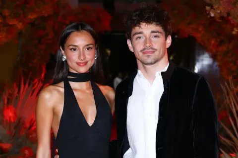 Alexandra Saint Mleux och Charles Leclerc poserar tillsammans.