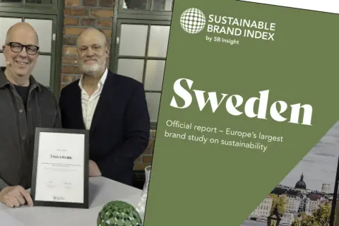 Två män presenterar ett diplom. Till höger syns texten "Sustainable Brand Index Sweden", Europas största studie om hållbarhet.