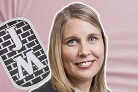 Malin Lundgren, journalist, med en bricka med bokstäverna J och M.