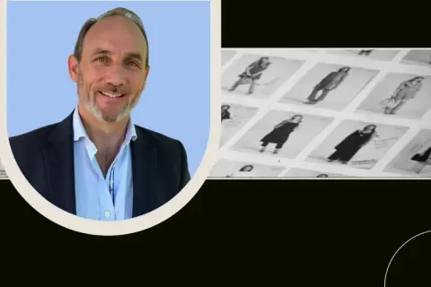 Man i kostym ler mot kameran, bredvid bilder på kläder. Perfekt för en brand manager utbildning.