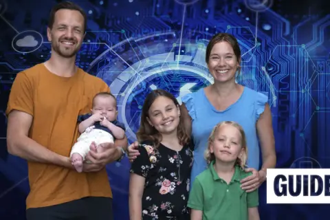Svenska familjen Ålder, med föräldrar och tre barn, poserar framför en digital bakgrund.