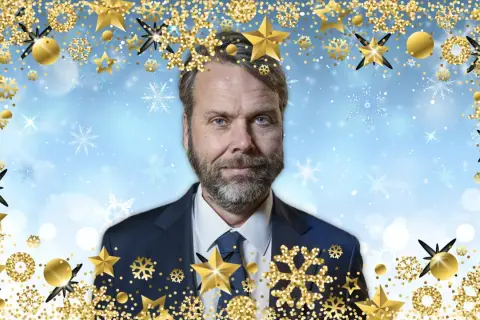 Magnus Alselind med ett juligt glitter och snöflingor runt sig.