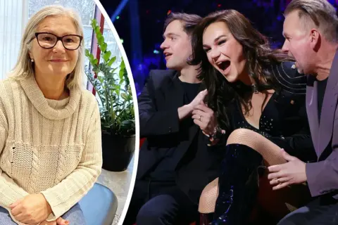 En kvinna med glasögon ler, bredvid en scen med tre personer. Kanske en del av tone Sekelius familj.