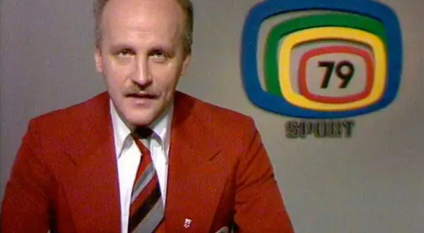 Arne Hegerfors i röd kavaj med slips, bredvid en logotyp med siffran 79 och texten SPORT.