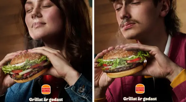 Två personer njuter av en saftig hamburgare från Burger King. Röken stiger från burgaren och skapar en härlig atmosfär.