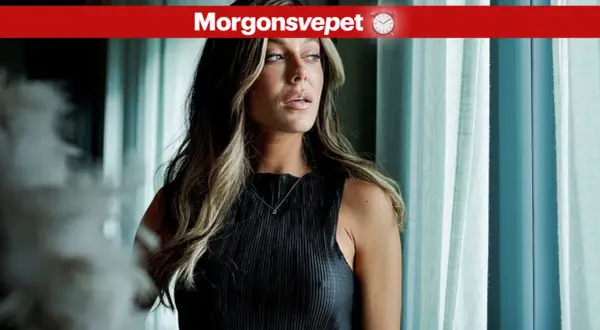 Bianca Ingrosso ålder: en kvinna med långt blont hår och en svart topp tittar ut genom ett fönster med ljusa gardiner.