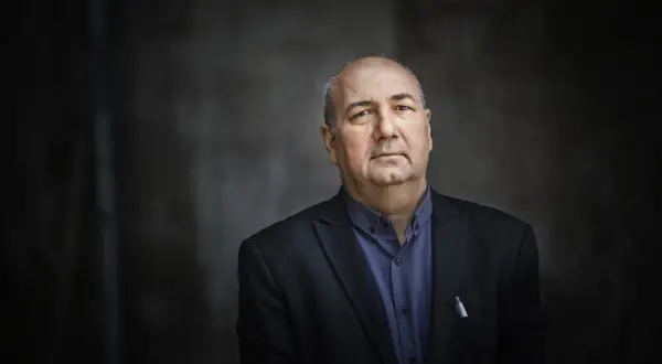 Fredrik Laurin, en man i kostym, blickar ut med en allvarlig min.