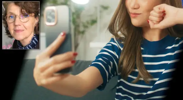 En kvinna med glasögon tittar på en ung person som tar en selfie. Bilden illustrerar influencers påverkan på unga.