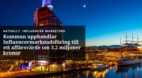 Stadskärna vid vattnet med en stor byggnad och ett segelfartyg. Texten nämner "influencer marketing" och en upphandling.