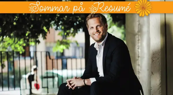 Christian Albinsson ler glatt utomhus, klädd i kostym. Texten "Sommar på Resumé" syns ovanför.