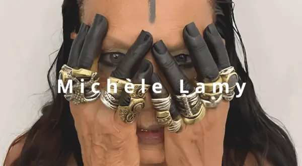 Michèle Lamy, Rick Owens' fru, med svarta handskar och många ringar.