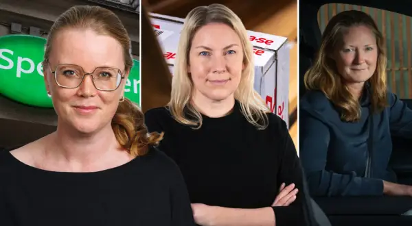 Tre kvinnor i en Specsavers reklam. En kvinna med glasögon framför en grön logotyp, en kvinna med en kartong och en kvinna i en bil.