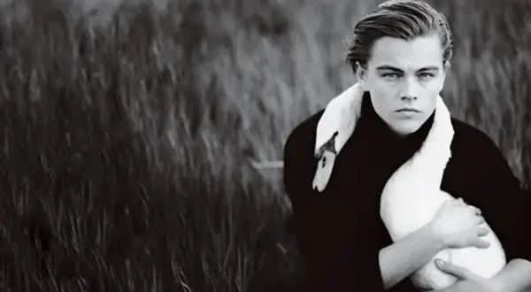 Leonardo DiCaprio håller en svan i famnen, en av Annie Leibovitz berömda foton.