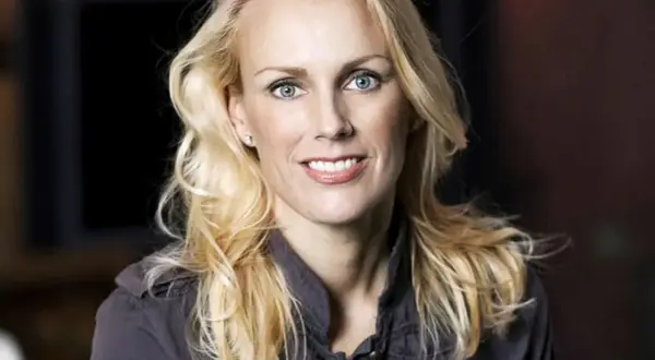 Stina Bergfors, med sitt blonda hår och blå ögon, ler mot kameran.