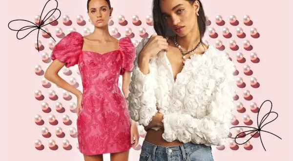 Två modeller i festliga kläder, en i rosa klänning, den andra i vit blommig jacka. En visuell representation av coquette meaning, med pärlor och rosetter.