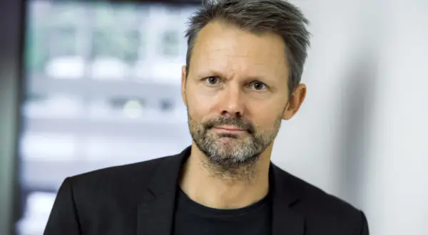 Felix Herngren, en svensk skådespelare och regissör, med gråsprängt hår och skägg. Hans karriär har bidragit till en imponerande felix herngren net worth.