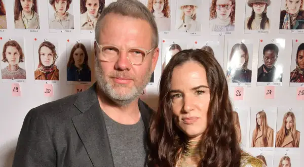 Jonny Johansson från Acne Studios poserar framför modellbilder.