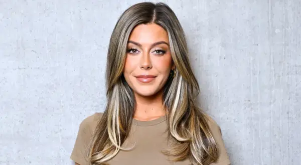 Bianca Ingrosso med sitt blonda hår och en beige tröja, redo att släppa en ny låt.