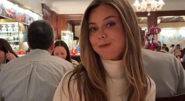 Bianca Ingrosso med sin partner på restaurang, med en rolig min.