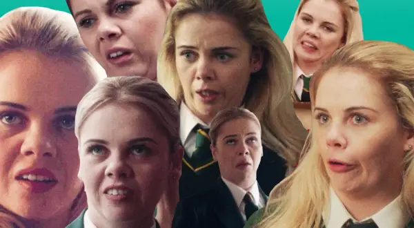 Collage av Saoirse-Monica Jackson i skoluniform, med olika ansiktsuttryck.