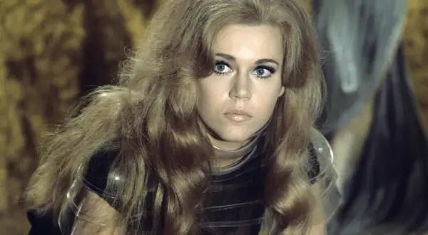 Ung Jane Fonda med sitt ikoniska blonda hår och blå ögon, klädd i en futuristisk outfit.