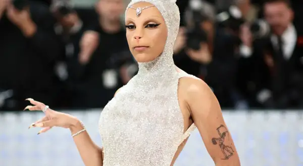 Doja Cat som katt på Met Gala, glittrande i vitt med kattöron och nos.