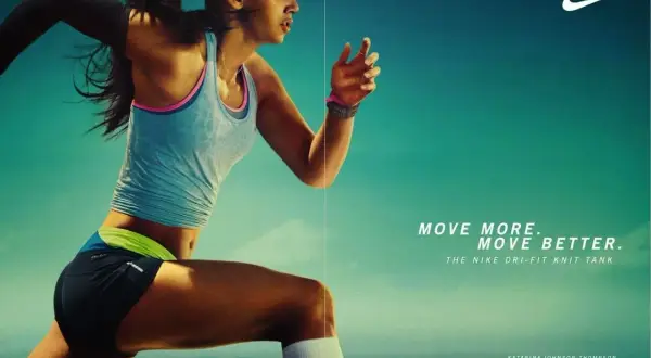 En löpare i Nike-kläder, inspirerad av en Nike reklam. Hon springer med kraft och fokus.