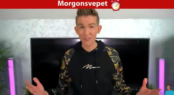 Pontus Rasmusson, en ung man med blont hår, bär en svart hoodie med guldigt mönster på ärmarna. Han gestikulerar med händerna framför en stor TV-skärm.