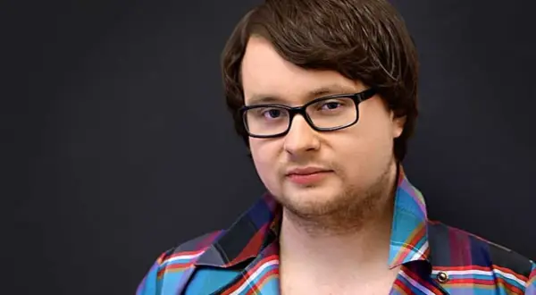 Linus Fremin med glasögon och rutig skjorta, en blick som fångar.