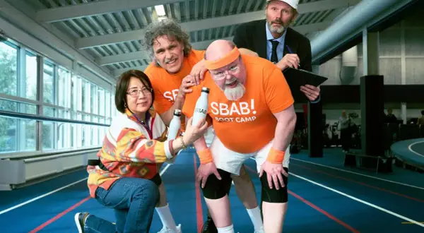 Fyra personer i träningskläder, en med en SBAB! BOOT CAMP-tröja, deltar i en SBAB-reklam.