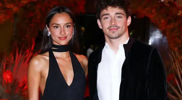 Alexandra Saint Mleux och Charles Leclerc poserar tillsammans.