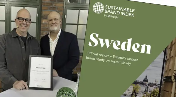 Två män presenterar ett diplom. Till höger syns texten "Sustainable Brand Index Sweden", Europas största studie om hållbarhet.