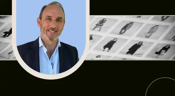 Man i kostym ler mot kameran, bredvid bilder på kläder. Perfekt för en brand manager utbildning.