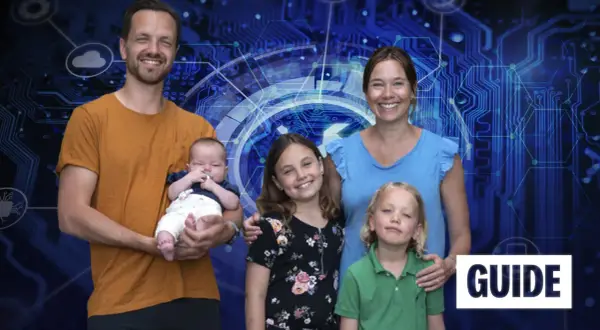 Svenska familjen Ålder, med föräldrar och tre barn, poserar framför en digital bakgrund.