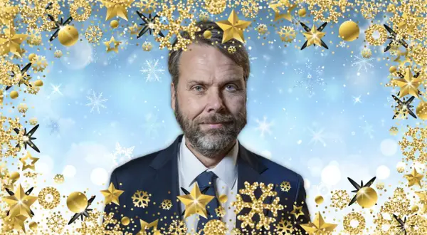 Magnus Alselind med ett juligt glitter och snöflingor runt sig.