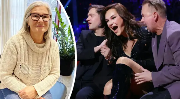 En kvinna med glasögon ler, bredvid en scen med tre personer. Kanske en del av tone Sekelius familj.