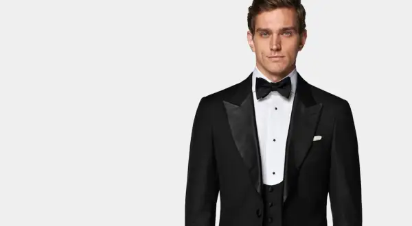 Man i smoking med fluga, redo för en "black tie optional"-kväll.