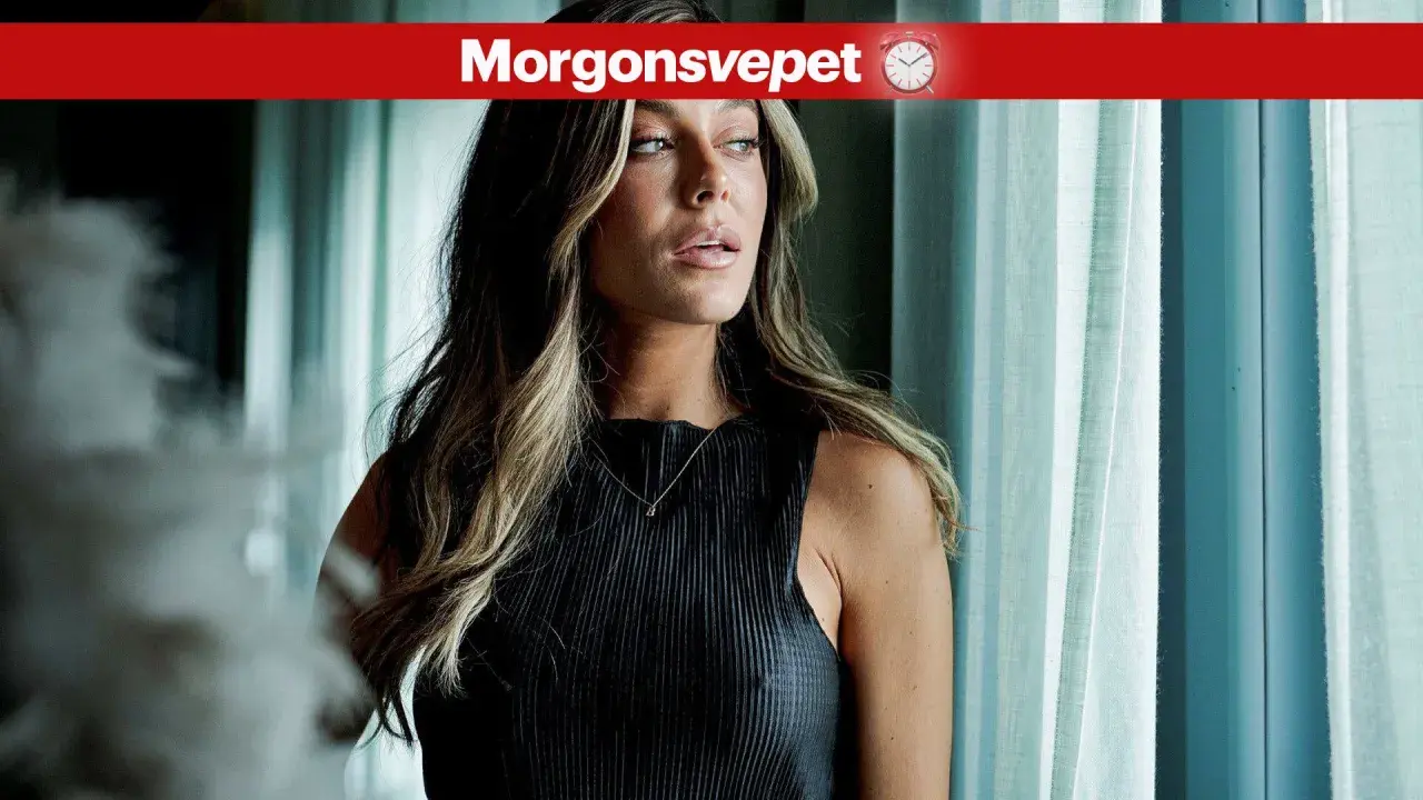 Bianca Ingrosso ålder: en kvinna med långt blont hår och en svart topp tittar ut genom ett fönster med ljusa gardiner.