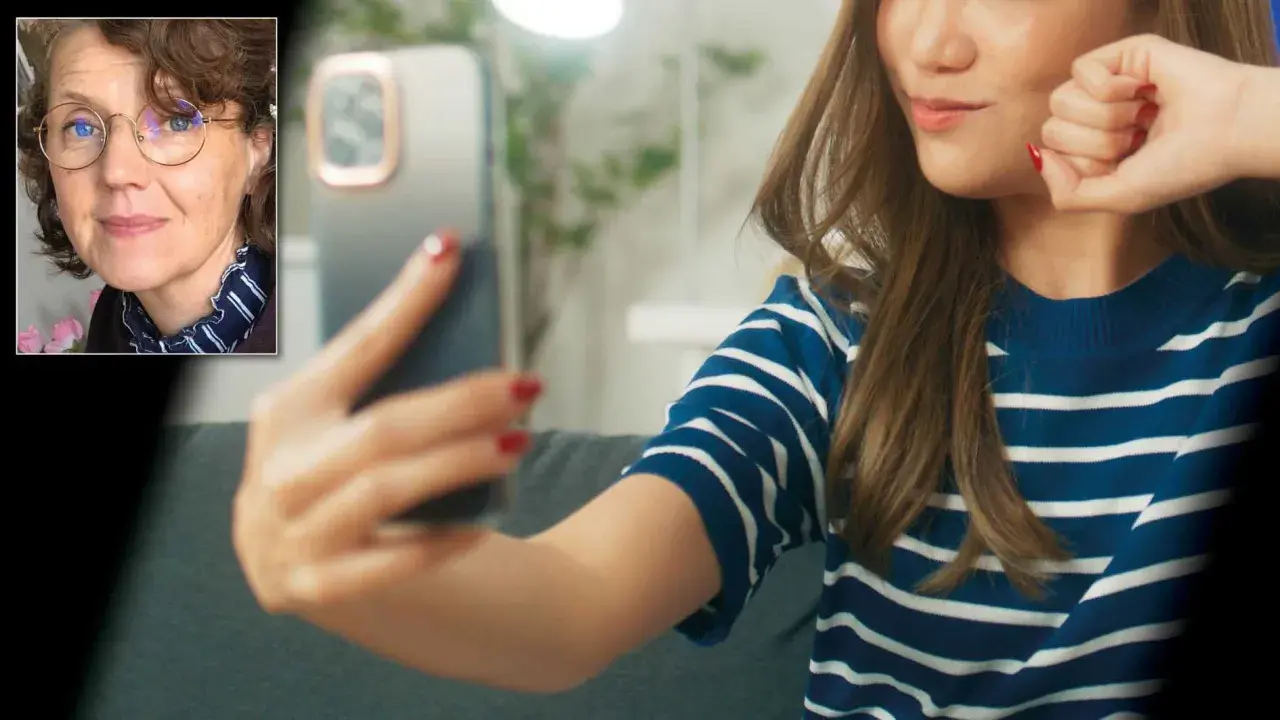 En kvinna med glasögon tittar på en ung person som tar en selfie. Bilden illustrerar influencers påverkan på unga.